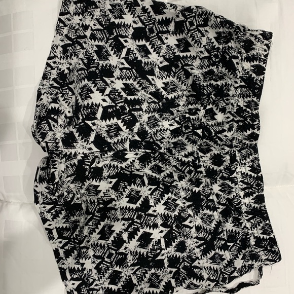 Draw string black + white high waisted shorts - Picture 2 of 3